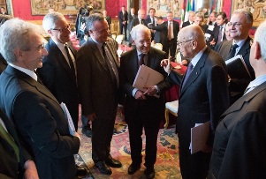 Palazzo del Quirinale, 12/04/2013 - Il Presidente Napolitano al termine della riunione conclusiva saluta i gruppi di lavoro in materia economico-sociale ed europea ed in materia istituzionale