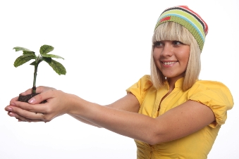 ragazza con pianta