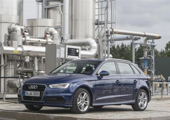 La Audi A3 Sportback g-tron e sullo sfondo l'impianto e-gas.