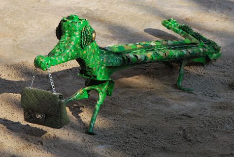 Paolo Lo Giudice, “borsa di coccodrillo” ,costruita con rottami di auto e moto,per stigmatizzare il sacrificio di tante specie viventi,per rifornire il mercato dei beni di lusso