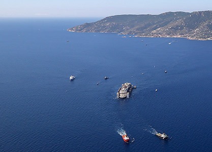 Giglio, la Concordia è uscita dal porto