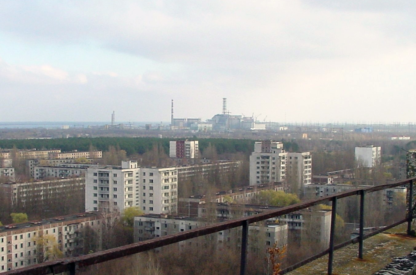 Vista di Chernobyl dalla città abbandonata di Pripyiat