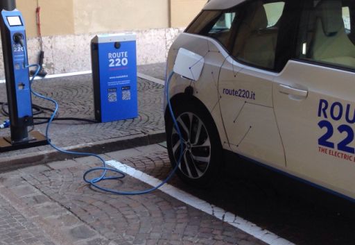 Mobilità sostenibile, due nuove stazioni di ricarica di vetture elettriche a Milano