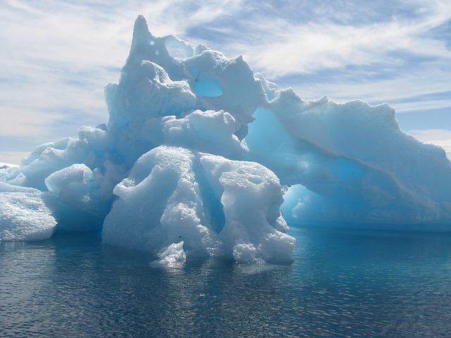 Antartide. Due grandi icebergs dal distacco della piattaforma di ghiaccio del Nansen