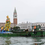 VENEZIA ARRIVATA IN CANAL GRANDE LINSTALLAZIONE DI CHRISTIAN HOLSTAD DEDICATA AL TEMA DELLA PROTEZIONE DEI MARI2